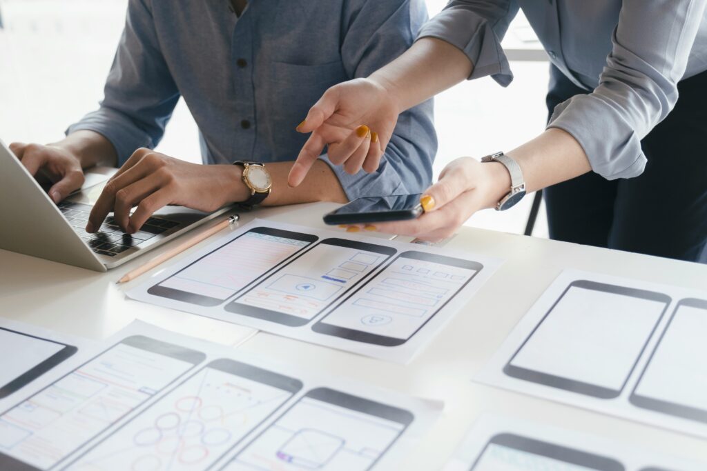 Foto mit einigen Webdesign Skizzen für Mobile Entwicklung