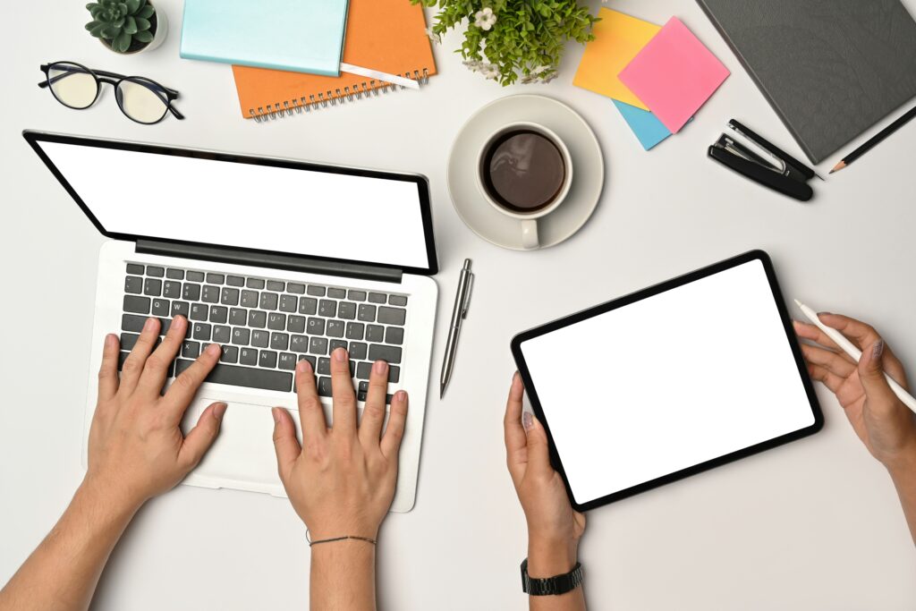 Darstellung einer möglichen Besprechung, wo man 2 Geräte, wie in einer Besprechung, sieht